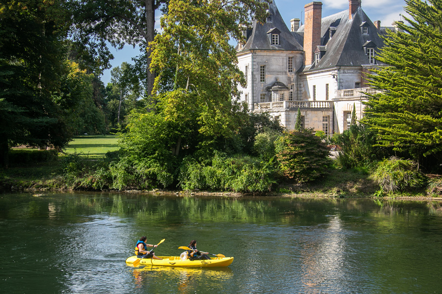 Canoe sur L'Eure qui passe devant un château renaissance